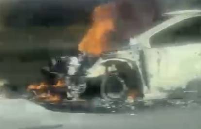 VIDEO Izgorio auto na A3 kod Okučana: 'Izgledalo je gadno'