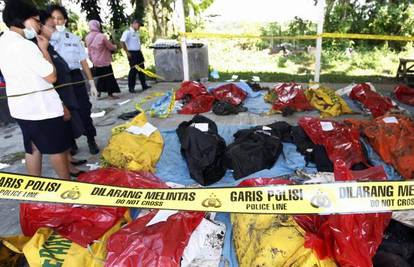 Java: Spasioci iz olupine zrakoplova izvlače tijela 
