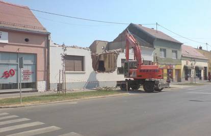 Rušili su kuću u središtu Đakova bez osiguranja