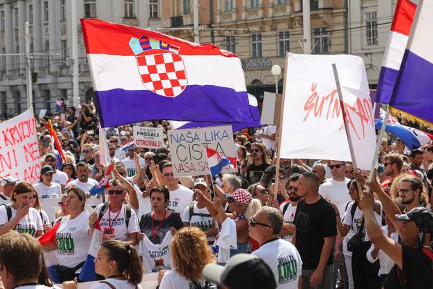 Glavni trg u Zagrebu prepun prosvjednika zbog opasnog otpada u Lici