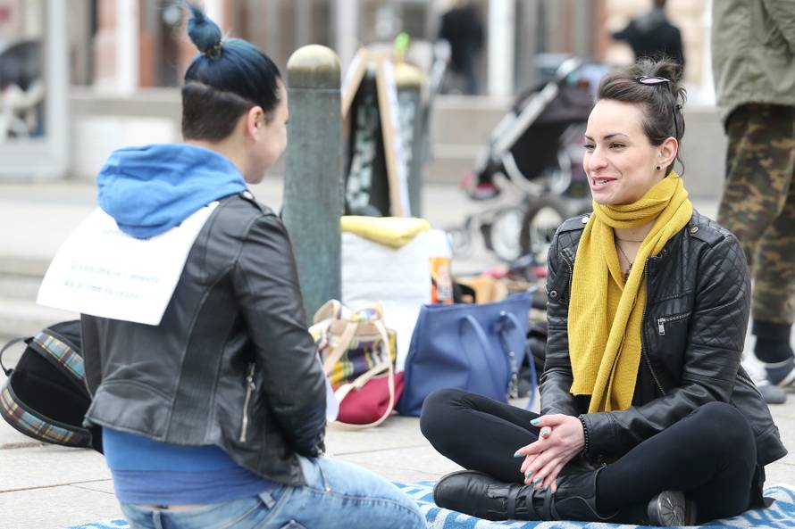 Neobičan eksperiment na Trgu: Potpuni stranci se gledali u oči