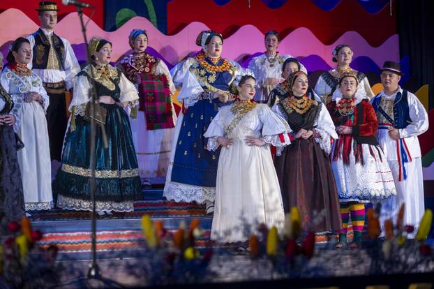 Županja: U sklopu 59. Šokačkog sijela održana Revija narodnih nošnji zlatara