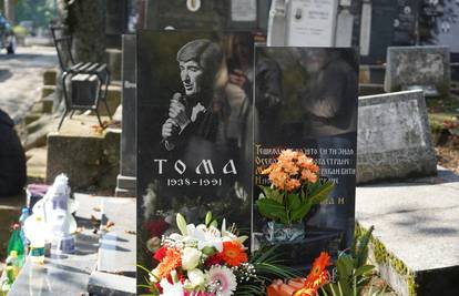 FOTO Na groblju u Beogradu supruga i prijatelji zapalili svijeće za Tomu Zdravkovića