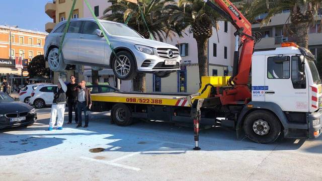 Planuo Mercedes na zadarskoj rivi: Policija uhitila tri mladića