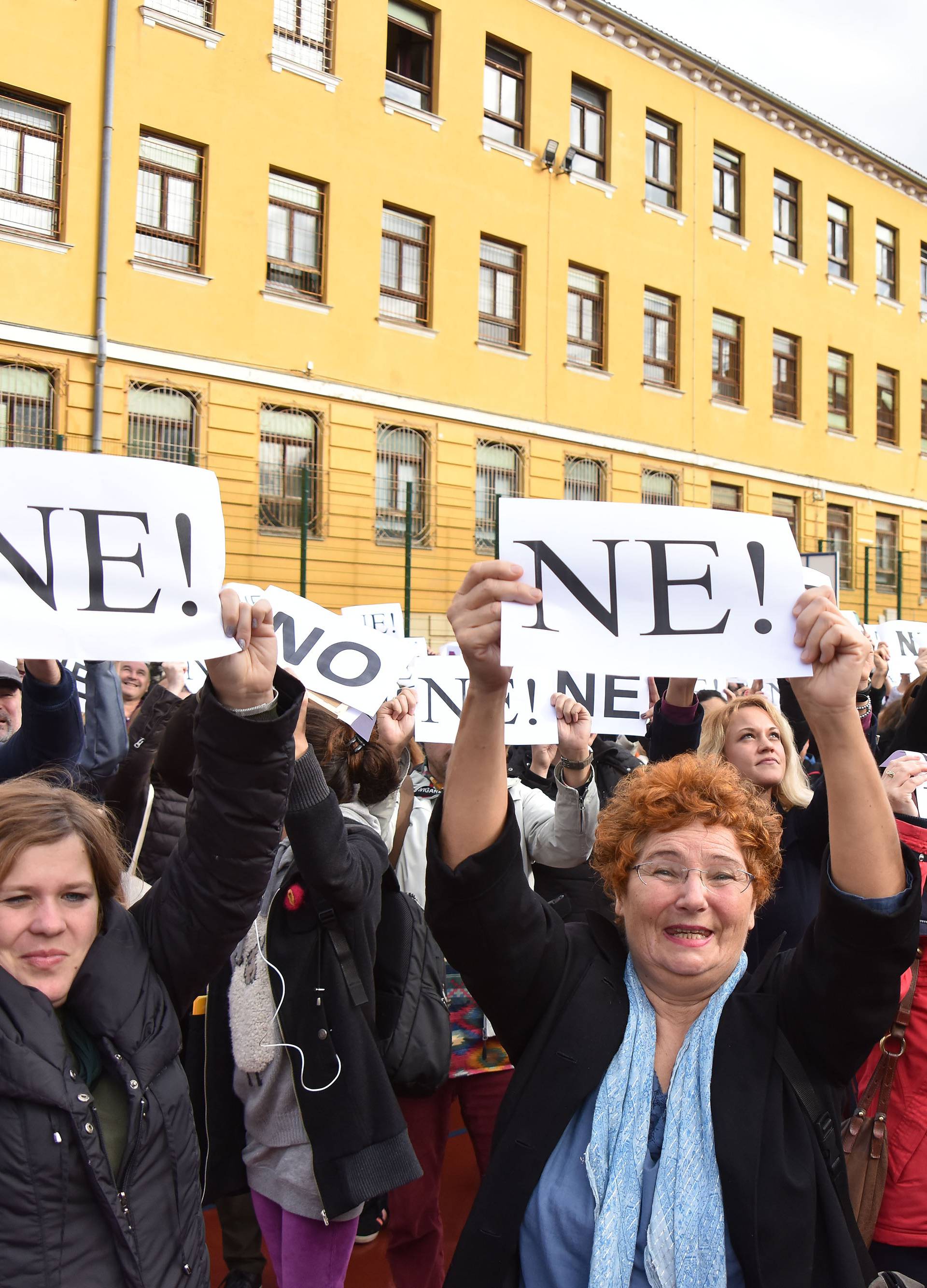 Pula: Nastavnici štrajkaši snimaju milenijsku fotografiju u obliku slova ne