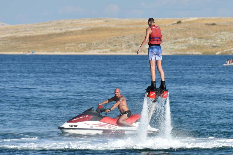 Popustile kočnice: Ljepotice u vrućem klinču na plaži Zrće