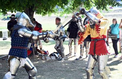 FOTO Teško oklopljeni vitezovi mlatili se mačevima u Sisku