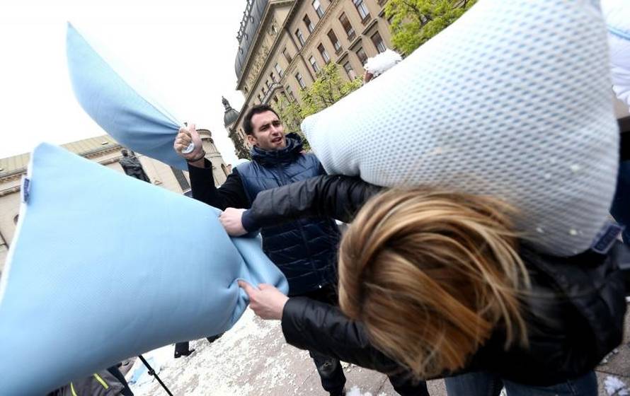 Dvjesto se ljudi potuklo usred Cvjetnog trga i to - jastucima