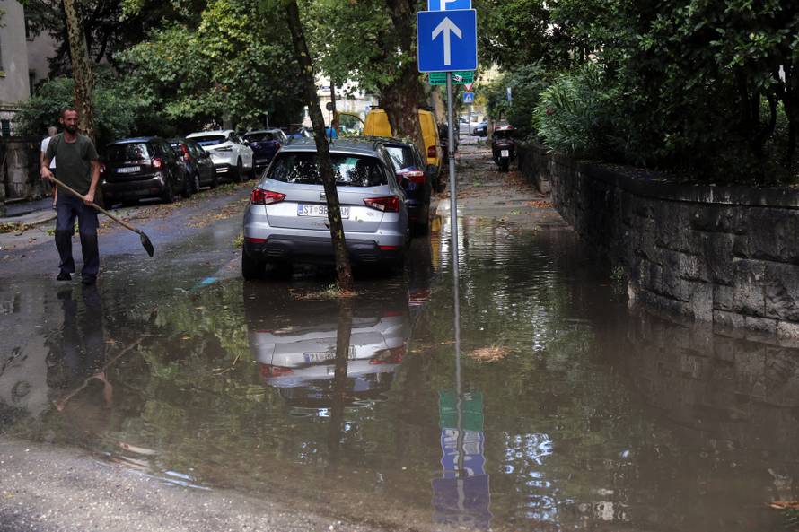 Nevrijeme poharalo Split, vatrogasci imaju pune ruke posla