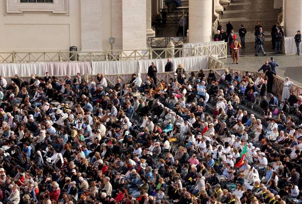 Rim: Brojni vjernici na Trgu sv. Petra čekaju procesiju s tijelom pape Franje