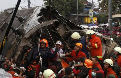 Sudarili su se vlak i kamion u Jakarti, poginulo sedmero ljudi