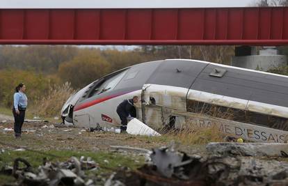 Vlak izletio s tračnica i pao u rijeku: Najmanje 10 poginulih