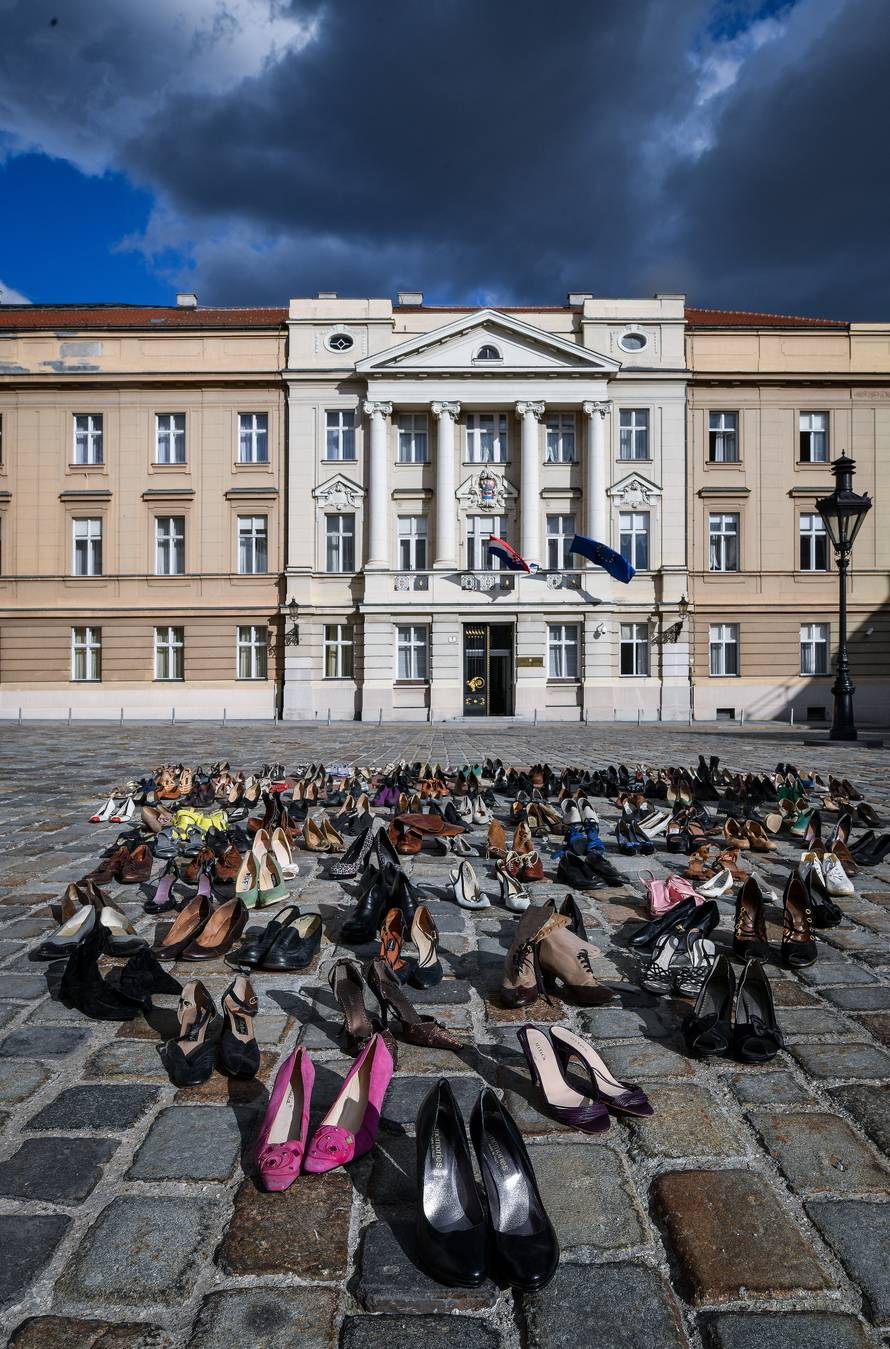 156 pari cipela, 156 ubijenih žena. Je li vam sada jasnije?