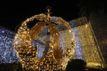 Svijeća nade je upaljena u svim gradovima, pogledajte kako su ukrašeni za ovogodišnji Advent