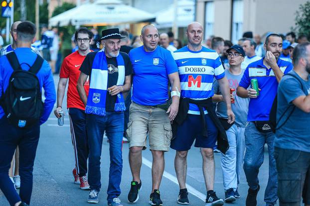 Osijek: Navijači Kohorte okupljaju se ispod istočne tribine uoči utakmice Osijeka i Lokomotive
