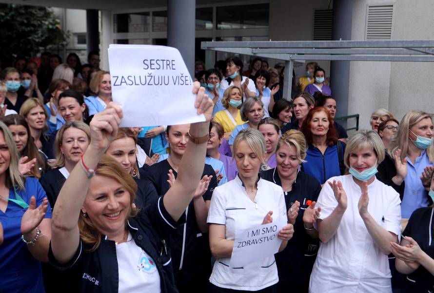 Ispred KBC Split održan prosvjed medicinskih sestara i medicinskih tehničara