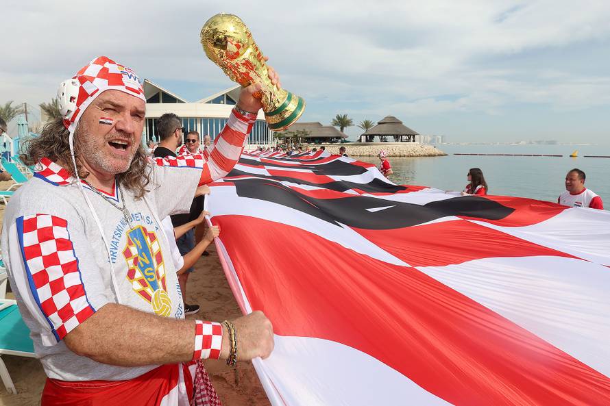 KATAR 2022: Hrvatski navijači razvili su zastavu dugačku 200 metara na plaži ispred hotela Hilton Doha 