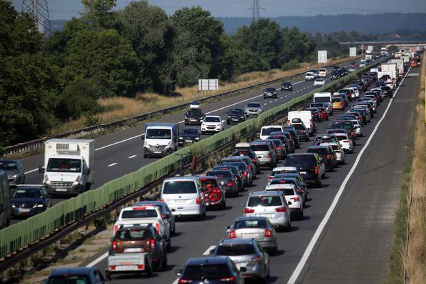 Udarni turistički vikend u punom jeku, gužve su na cestama od jutra 