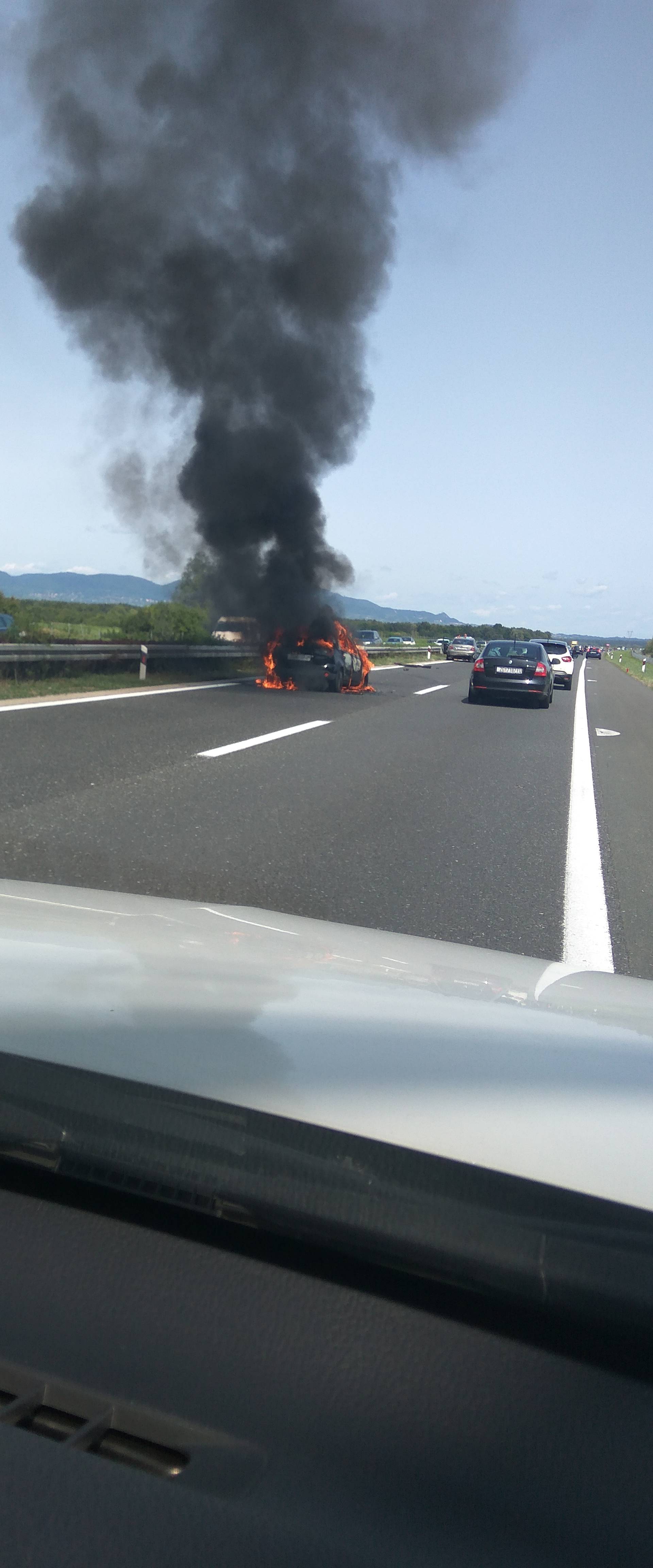 Drama na A1: Vlasnici gledali kako buktinja 'guta' automobil