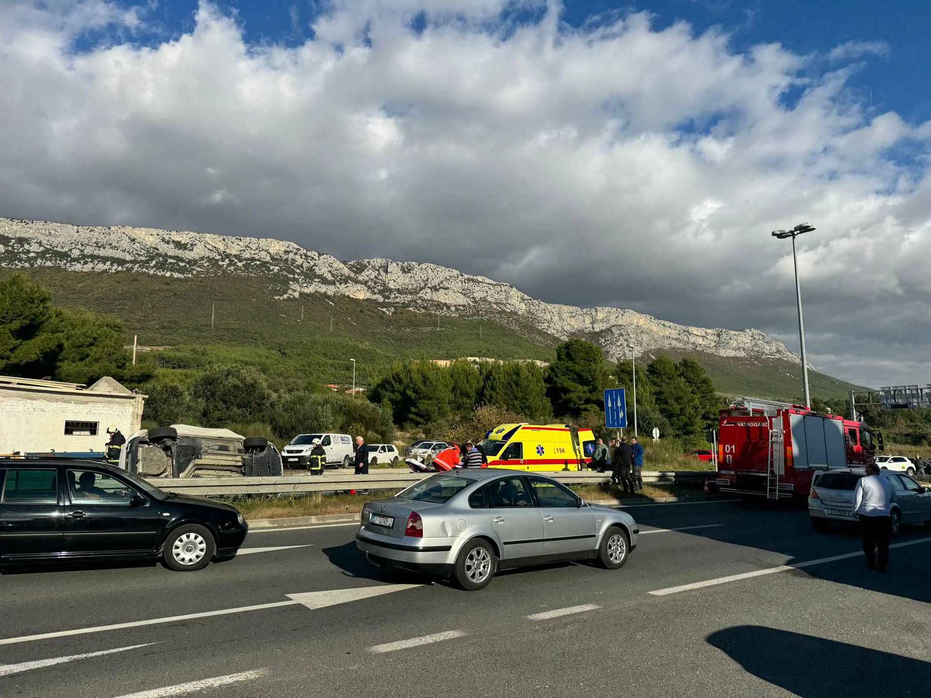 FOTO Auto u nesreći kod Kaštel Sućurca završio na boku: 'Jedan vozač ozlijeđen, staklo posuvda'