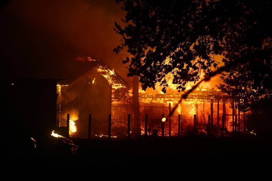 storyeditor/2026-07-24/2026-07-23t221445z-1652745184-rc2xjmabz6k6-rtrmadp-3-europe-weather-france-wildfire.jpg