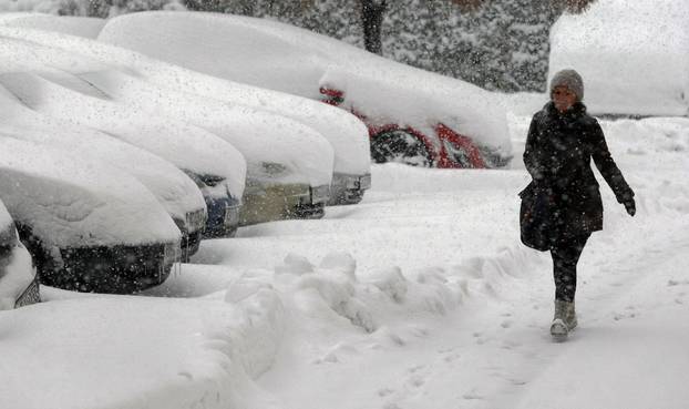 ARHIVA - Zagreb: Gra?ani zapo?eli dan ?iš?enjem automobila od snijega