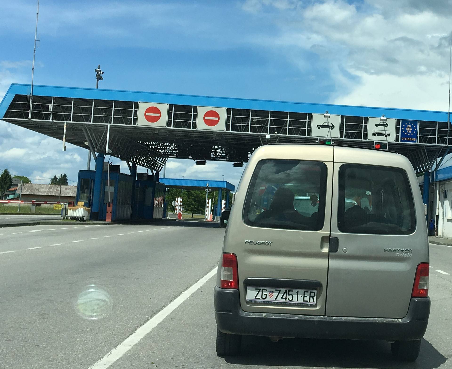 Stotine migranata kraj Kladuše traže prolaz kroz Hrvatsku...