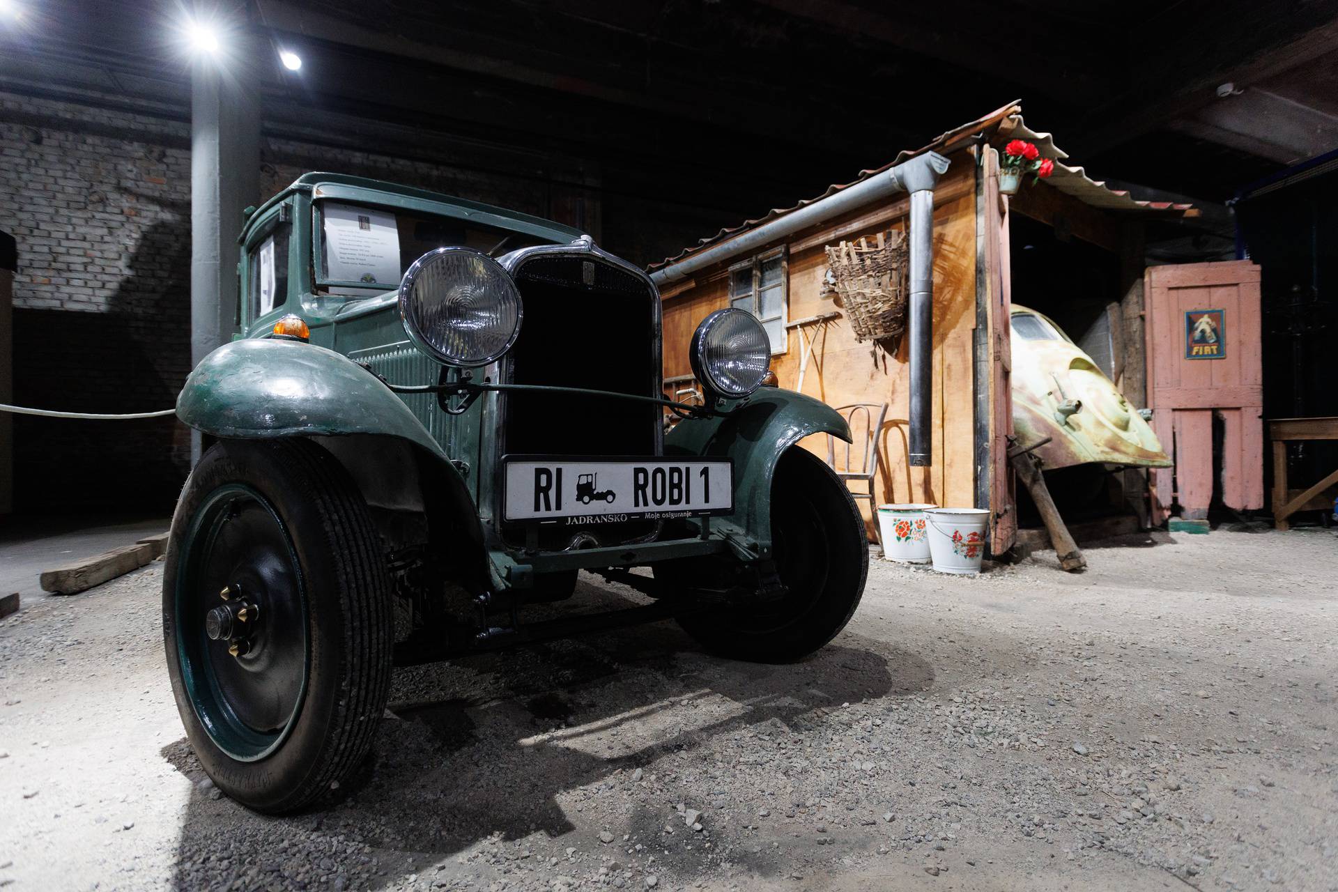 Rijeka: U zgradi Exportdrva otvorena izložba oldtimera