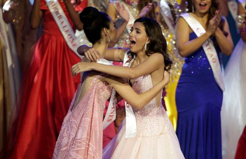 Miss Puerto Rico Stephanie Del Valle is hugged by Miss Philippines Catriona Elisa Gray after winning the Miss World 2016 Competition in Oxen Hill, Maryland.