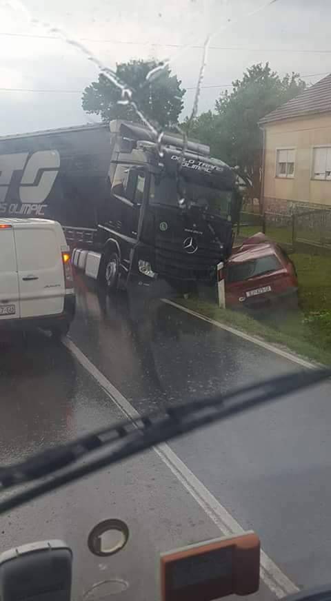 Nalet kamiona smrskao auto, muškarac (59) teško ozlijeđen