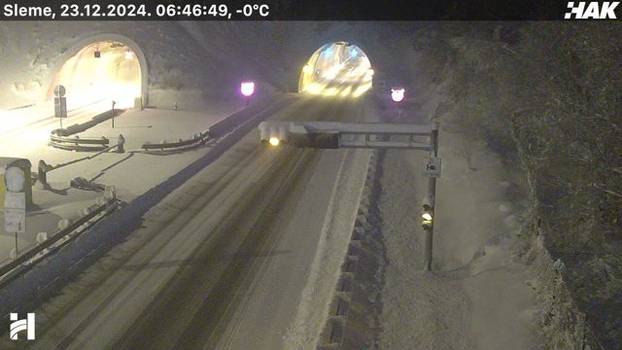 FOTO Snijeg zameo Hrvatsku! Pogledajte kako izgledaju ceste. Zbog mećave su zatvorili dio A1