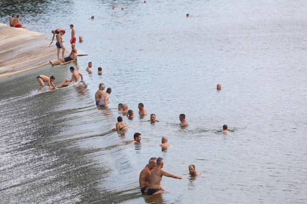 Karlovac: Osvježenje u rijeci Korani