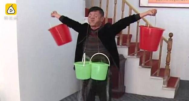 Za Guinnessa: Očnim kapcima Kinez podiže kante pune vode