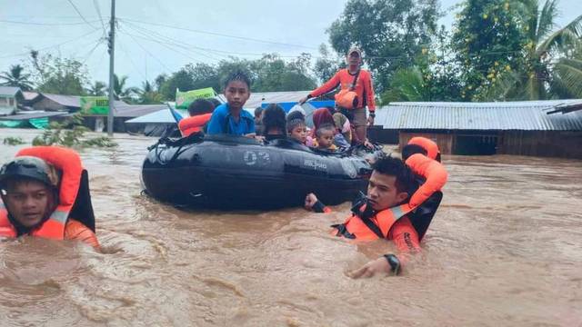 Broj poginulih u poplavama na Filipinima popeo se na 48 ljudi