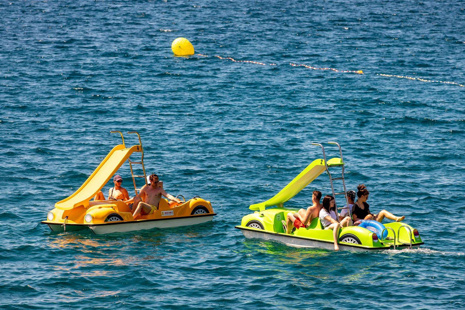 Turisti bezbrižno uživaju na pulskim plažama