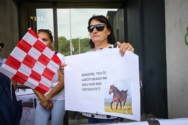 Zagreb: Prosvjed veterinara ispred Ministarstva poljoprivrede