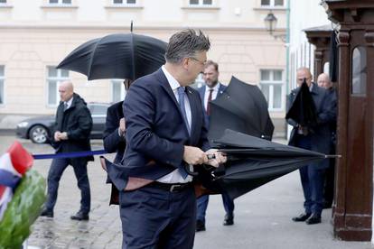 Zagreb: Premijer Plenković borio se protiv kiše i vjetra dok je polagao vijenac