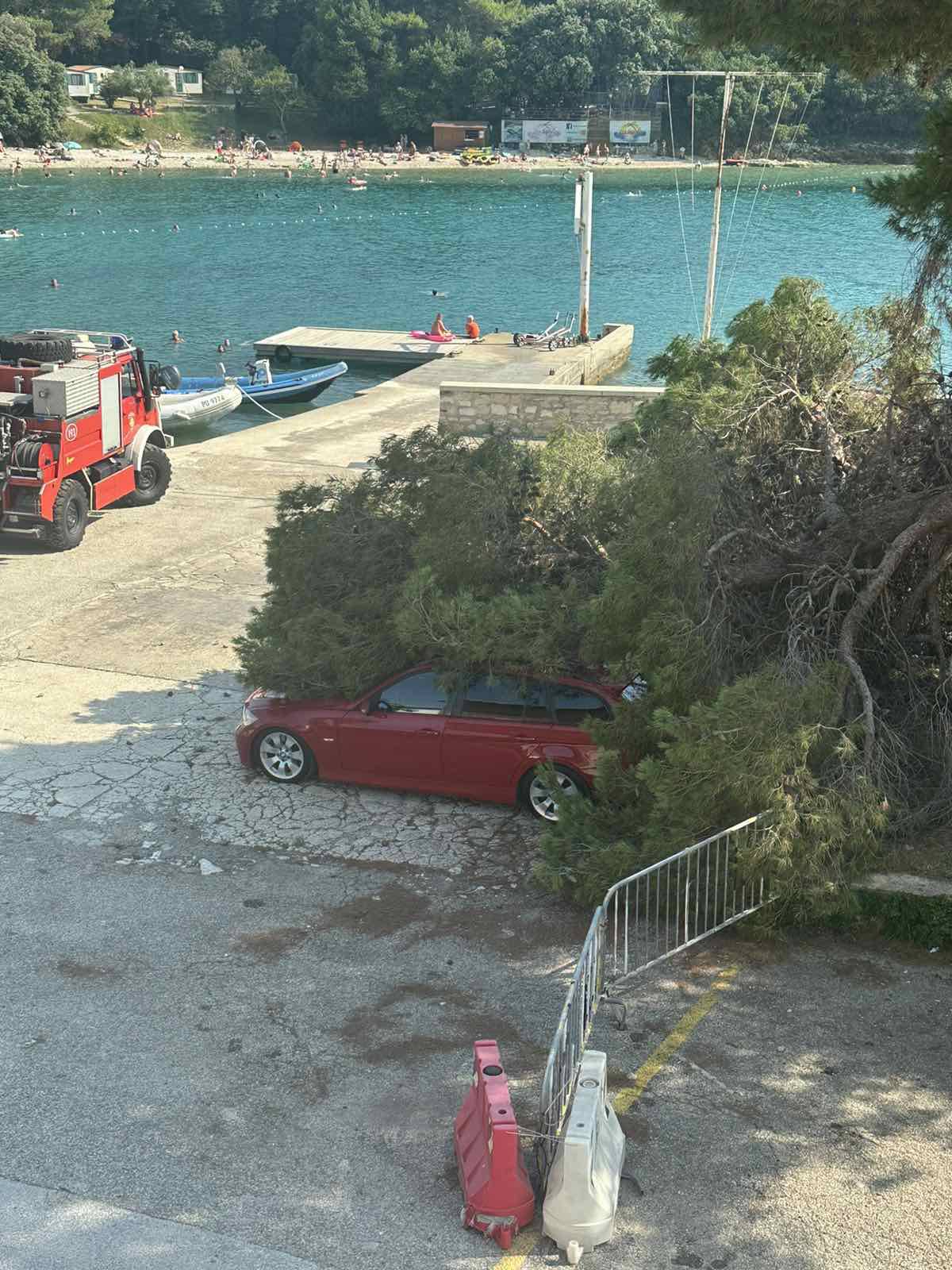 FOTO Na pulskoj plaži Mornar odlomila se ogromna grana sa stabla i pala na parkirani auto