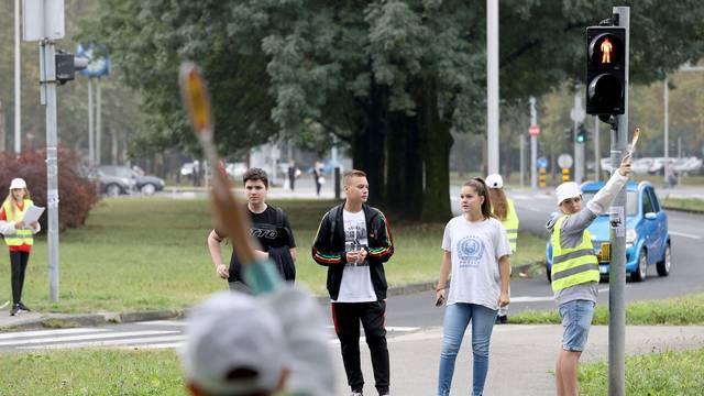 Zagreb: Pripadnici Školske prometne patrole pomažu učenicima da siguno dođu do škole