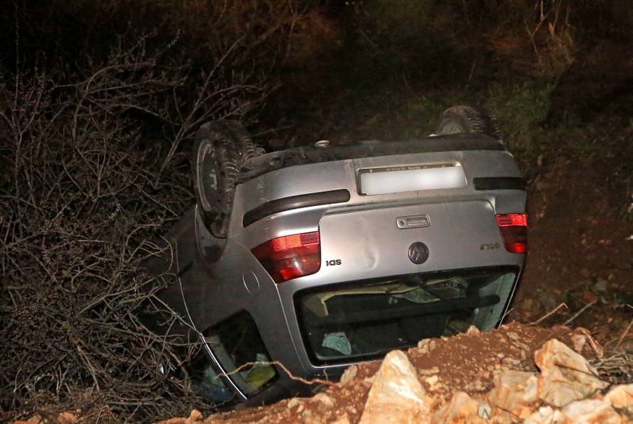 U Šibeniku izazvao prometnu,  sletio u provaliju  i - pobjegao