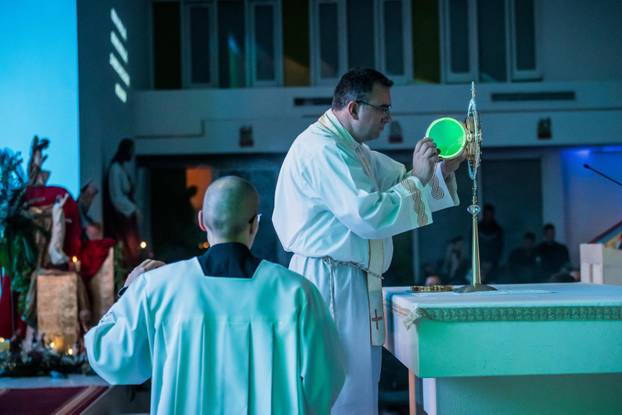 Split: U crkvi Srca Isusova održano je klanjanje za mlade kao odgovor na Noć vještica