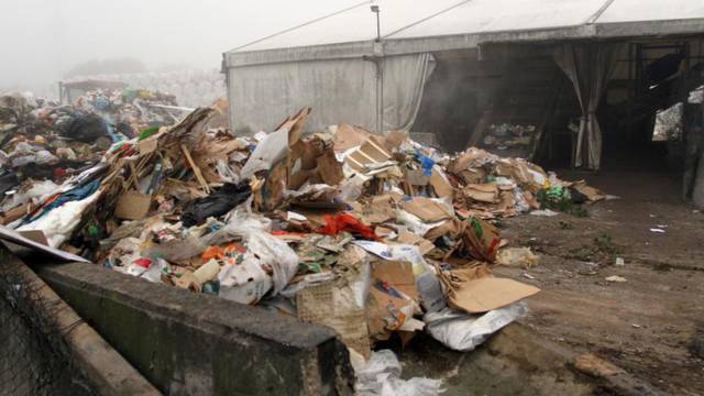 Mirnim prosvjedom spriječili dovoz novog otpada u Brezju