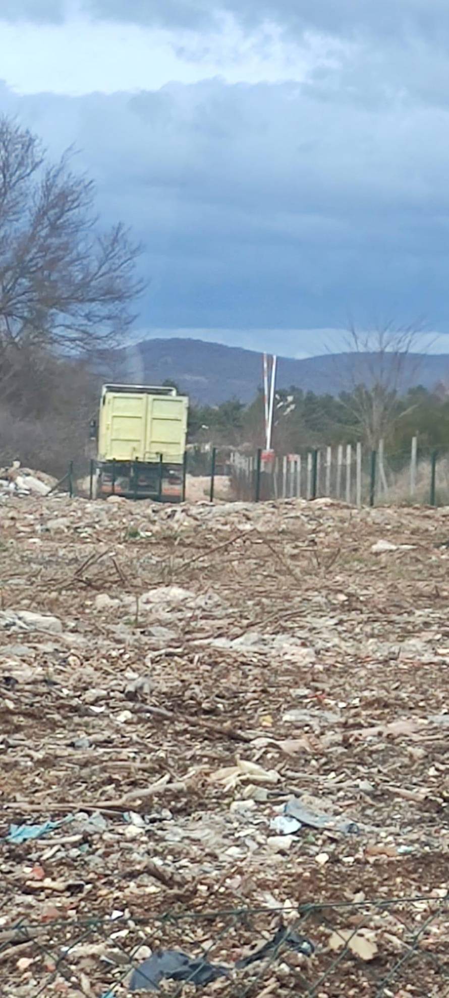 EKSKLUZIVNE SNIMKE: Opasni i plastični otpad bacali su i na gradsko odlagalište u Gospiću!