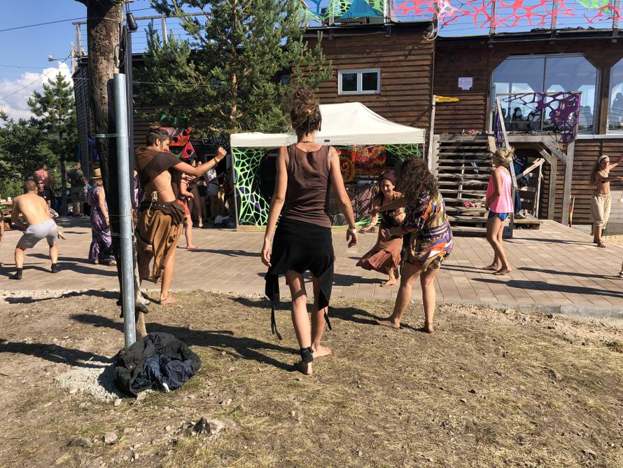 Goli, bosi i u deliriju: Bili smo na psihodeličnom partyju u Lici