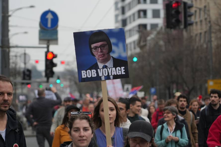 Beograd: Ljudi dolaze preko Slavije prema Skupštini Srbije gdje će se održati veliki studentski prosvjed "15 za 15"