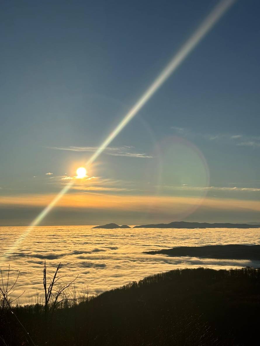 FOTO Medvedgrad u gustoj magli 'pluta' nad Zagrebom