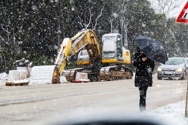 U Puli od ranog jutra pada gusti snijeg