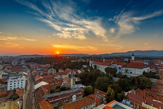 Pogled na grad Zagreb u sumrak