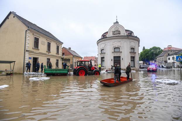 Rijeka Una poplavila područje Hrvatske Kostajnice