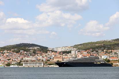 FOTO Luksuzna jahta Ritz-Carlton 'Evrima' duga 250 metara uplovila u Šibenik